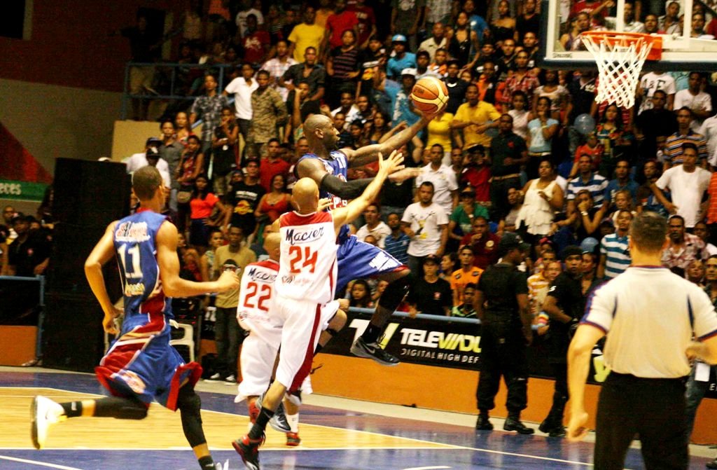 El refuerzo de La Cancha Lavell Payne anota dos puntos frente a la defensa de jugadores del San Sebastián 